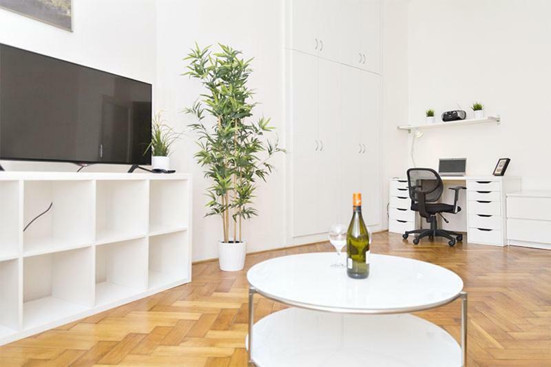 Apartments With 2 Bathrooms- 5 Minutes From Old Town - 102 M2 프라하 외부 사진